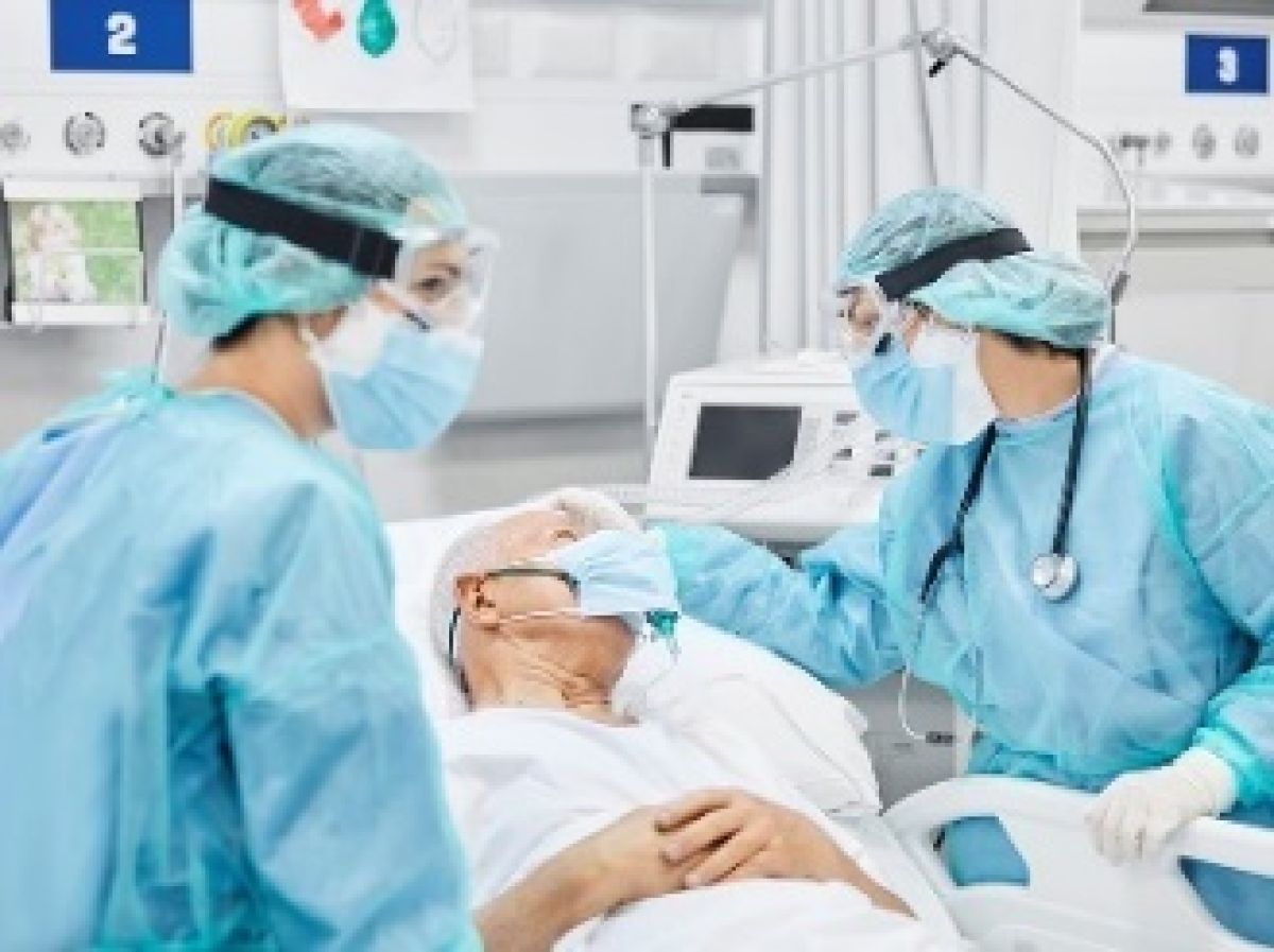 doctors at patient's hospital bed