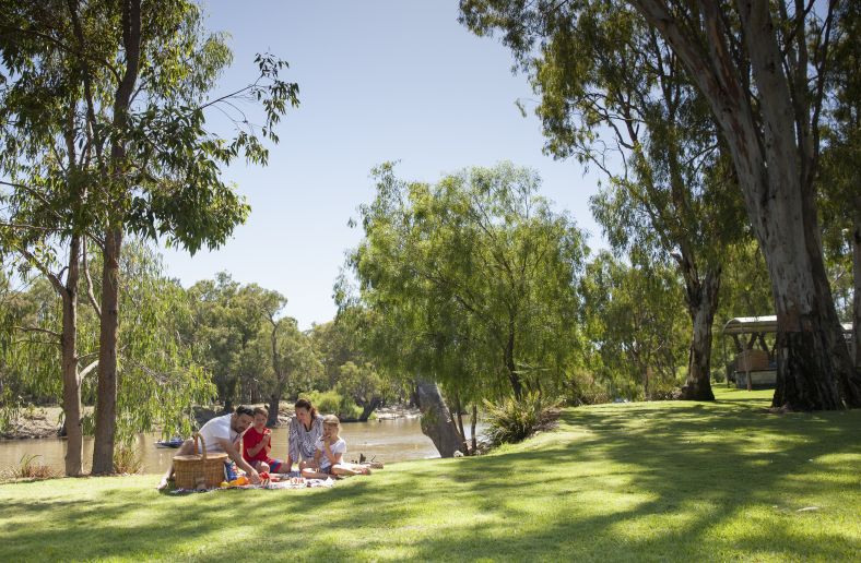 Edward River Deniliquin family picnic