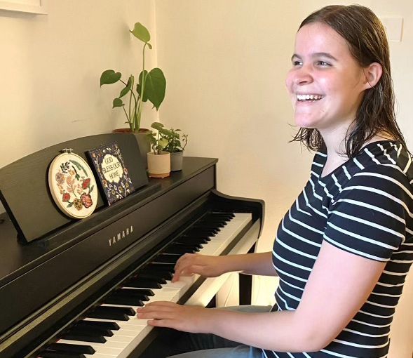 HSC student Kiara Resnis playing the piano