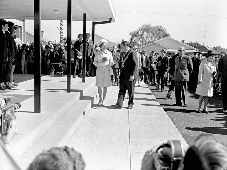 Black and white photo The Queen on the steps outside Orange post office in 1970