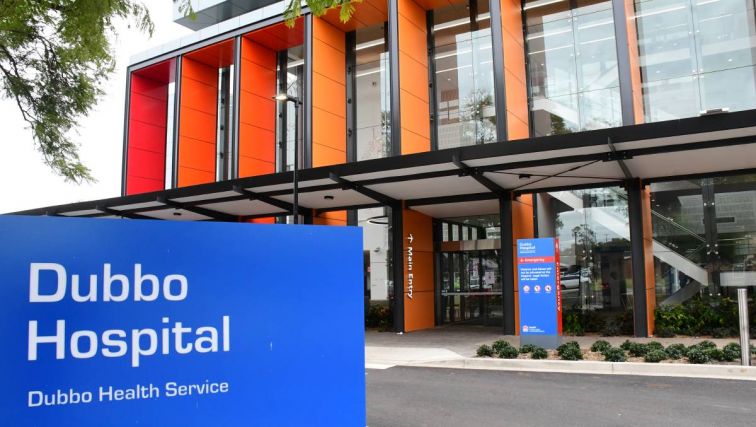 Dubbo Hospital Sign and front of building