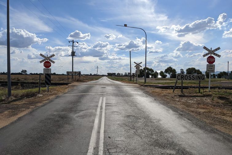 A level crossing in Narromine.