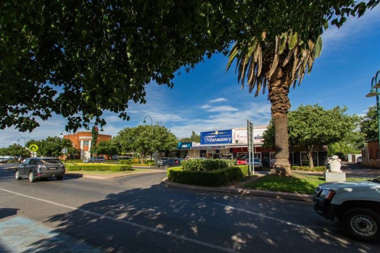 Looking down the street at Narromine