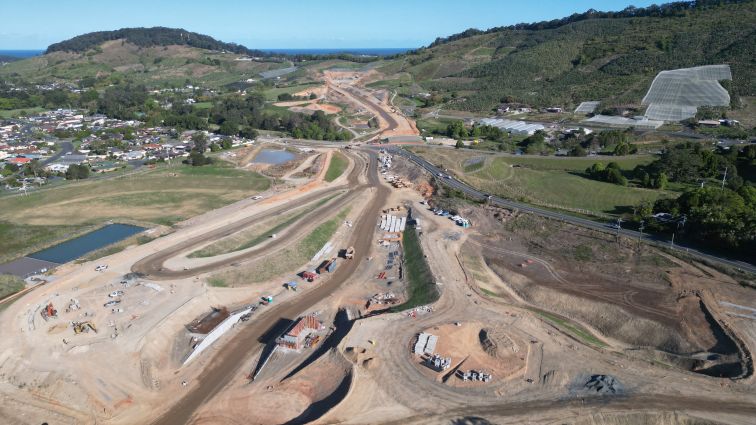 Bird's-eye view of a construction area, highlighting a road.