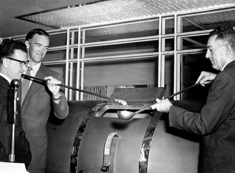 Sydney Opera House architect Jørn Utzon (right) draws the winning marble in the Opera House Lottery No 3, supervised by Laurie Fuller of the Government Audit Office.