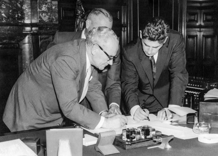 Premier Joe Cahill signs the Opera House contract, 1959.