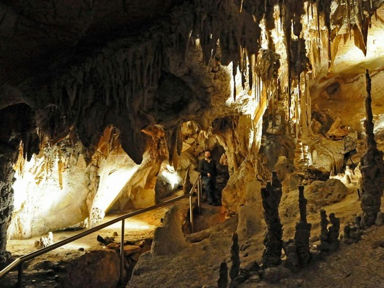 Beautiful stalactites and stalagmites in Wollondilly Cave. Credit: Kevin McGrath &copy; OEH