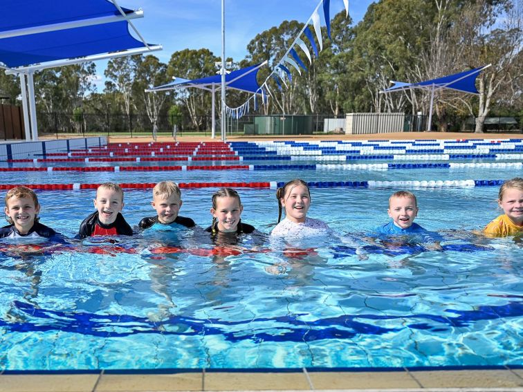 50m pool children holding onto lane rope