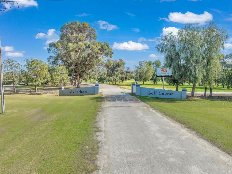 Golf-Course-Entrance