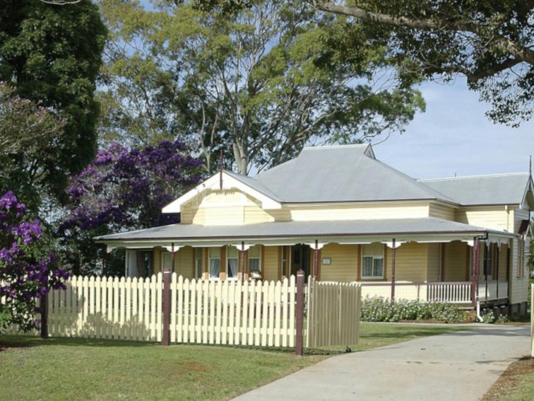 photo of the beautiful old building that is Crawford House Museum including picket fence