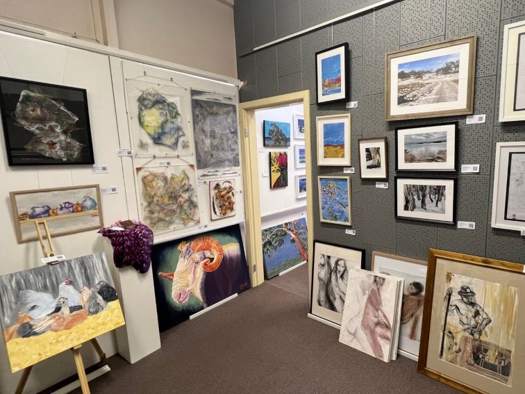 jindabyne art gallery snowy mountains nsw monaro photography paintings mixed media sculpture woodwor