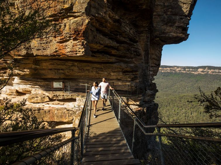 Couple enjoying views from Honeymoon Bridge overlooking the Jamison Valley