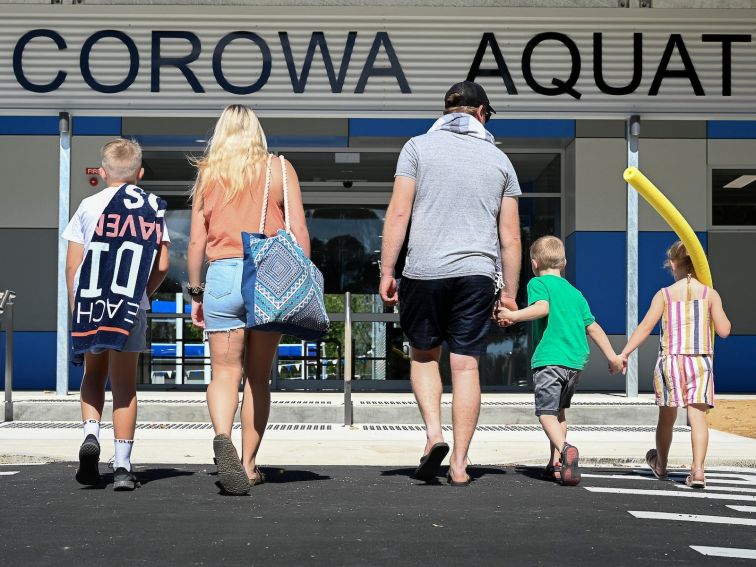 Family entering the Corowa Aquatic Centre