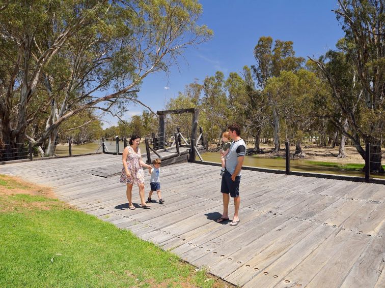 family moulamein wharf