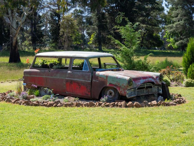 make a garden out of an old car