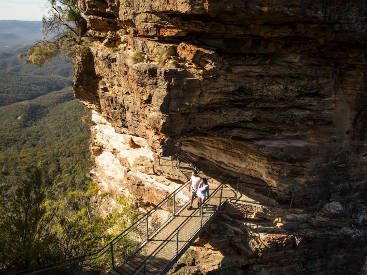 Couple enjoying views from Honeymoon Bridge overlooking the Jamison Valley