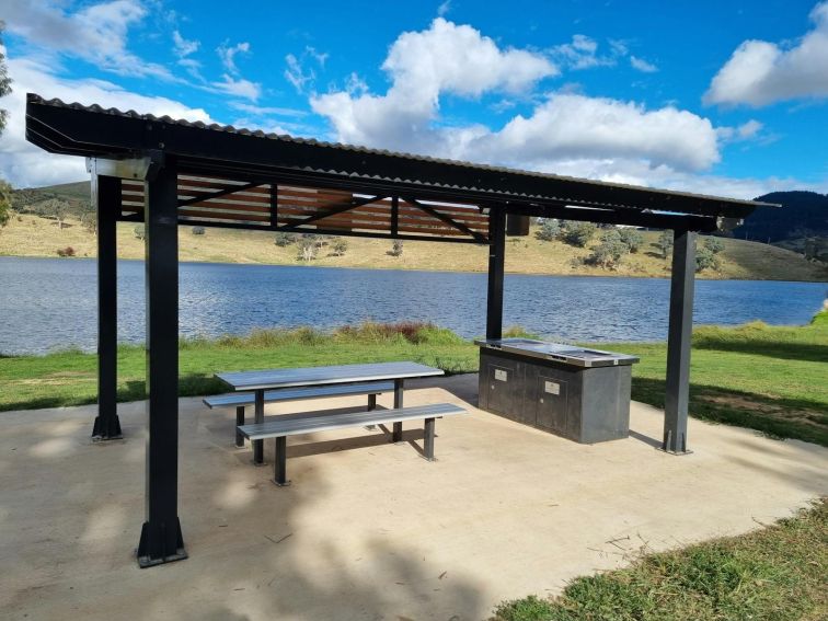 Shelter Carcoar Dam