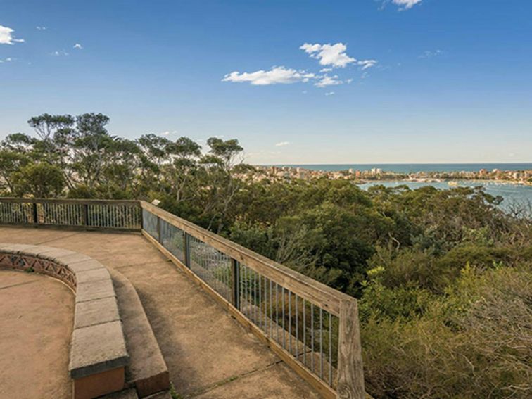 Bench seat at Arabanoo lookout, Dobroyd Head, Sydney Harbour National Park. Photo: John Spencer/OEH