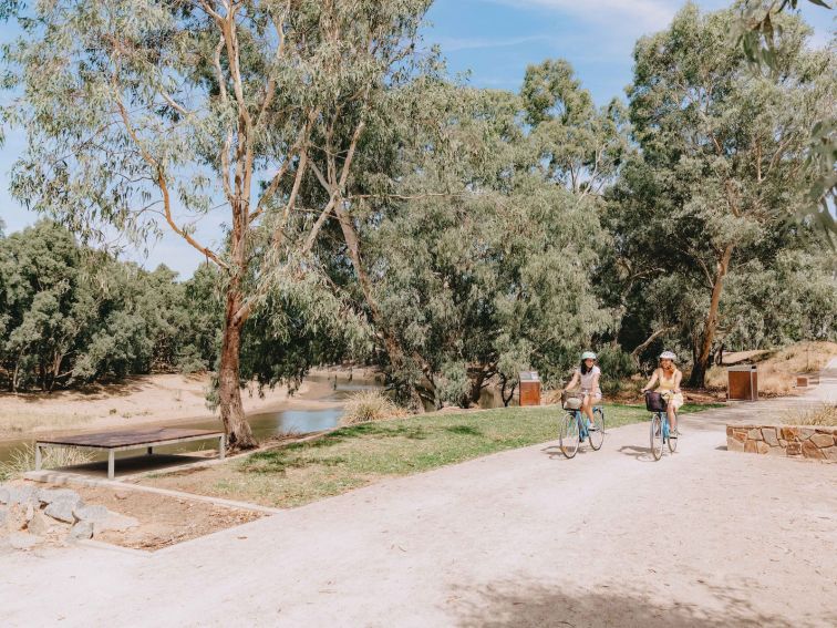 Cyclists on the Wiradjuri Trail in Wagga Wagga