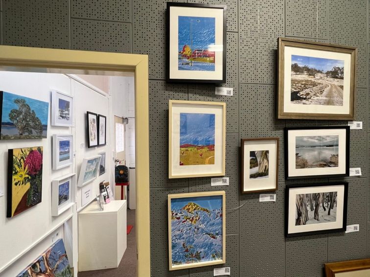 jindabyne art gallery snowy mountains nsw monaro photography paintings mixed media sculpture woodwor