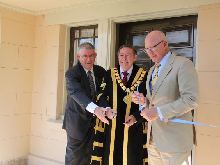 Gov of NSW David Hurley opens cottage