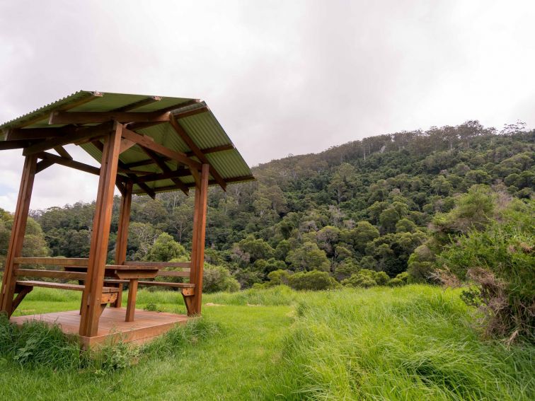 Picnic table on the loop walk