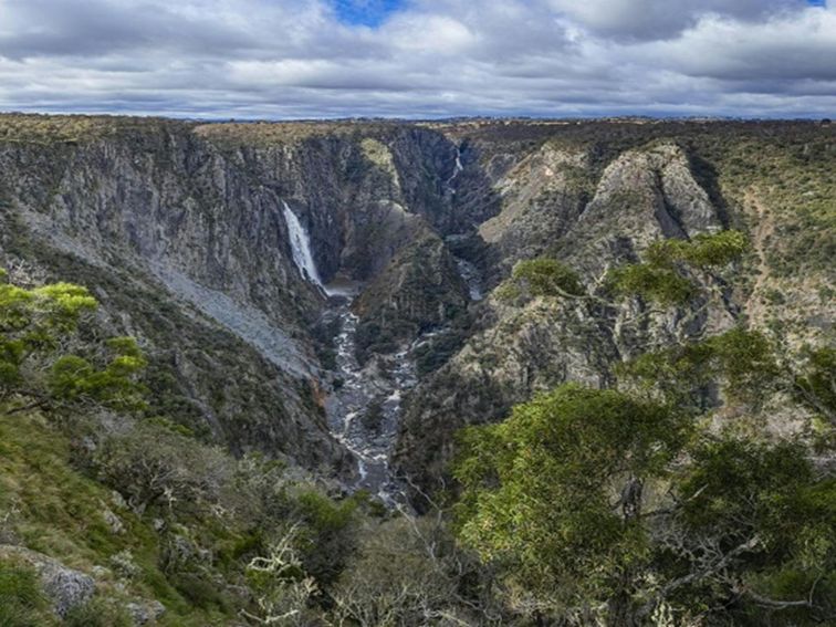 Wollomombi Main Falls lookout. Photo: Josh Smith © DPE