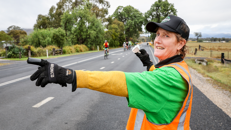 volunteer directing participants at the mudgee classic